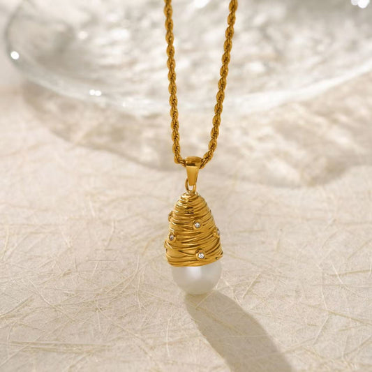 Collana con Pendente Avvolto e Perla