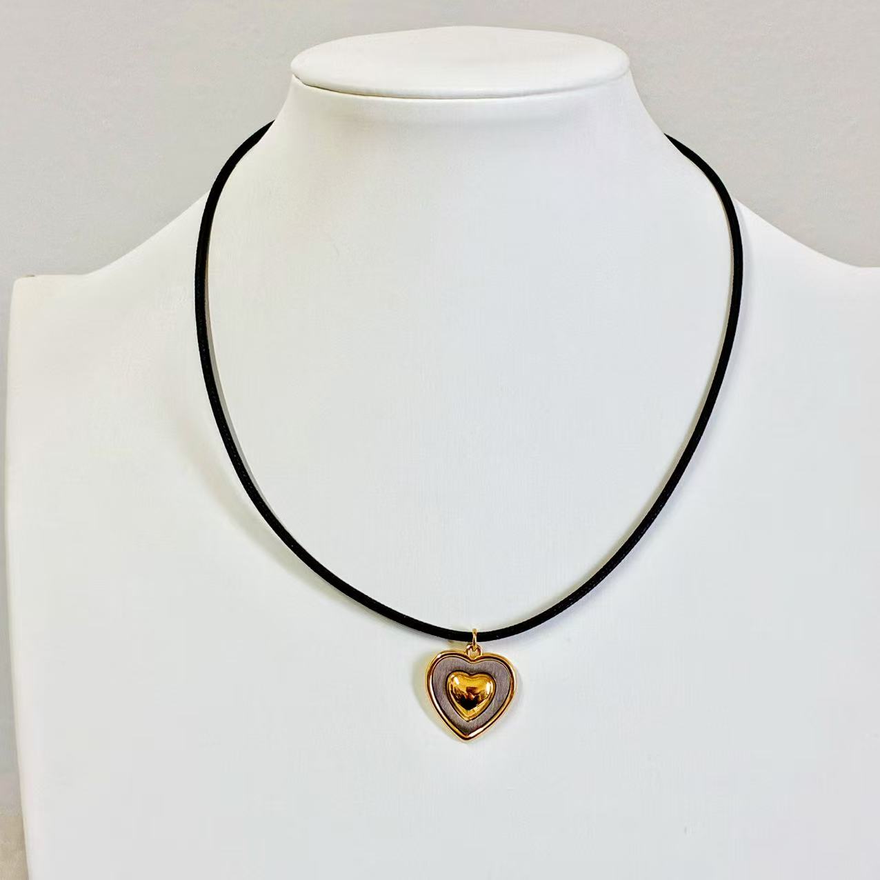Collana Magnetica con Cuore Bicolore – Connessione, Stile e Armonia