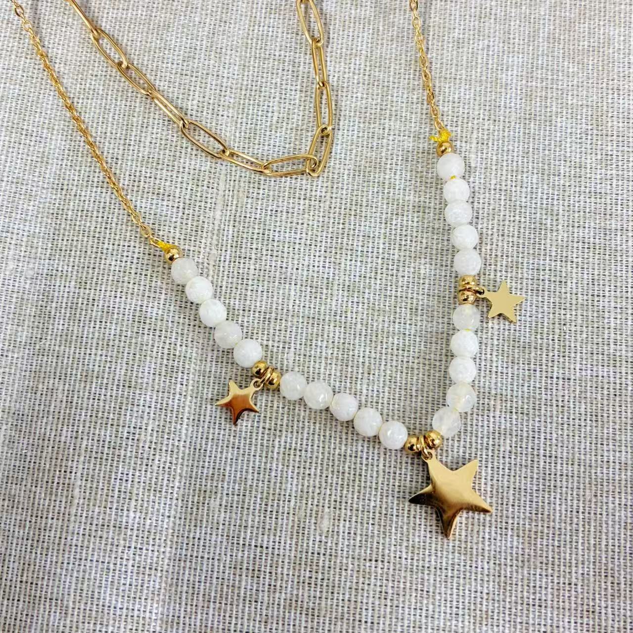 Collana “Stella Bianca” – Perle Sintetiche e Acciaio Dorato con Charm Stelle