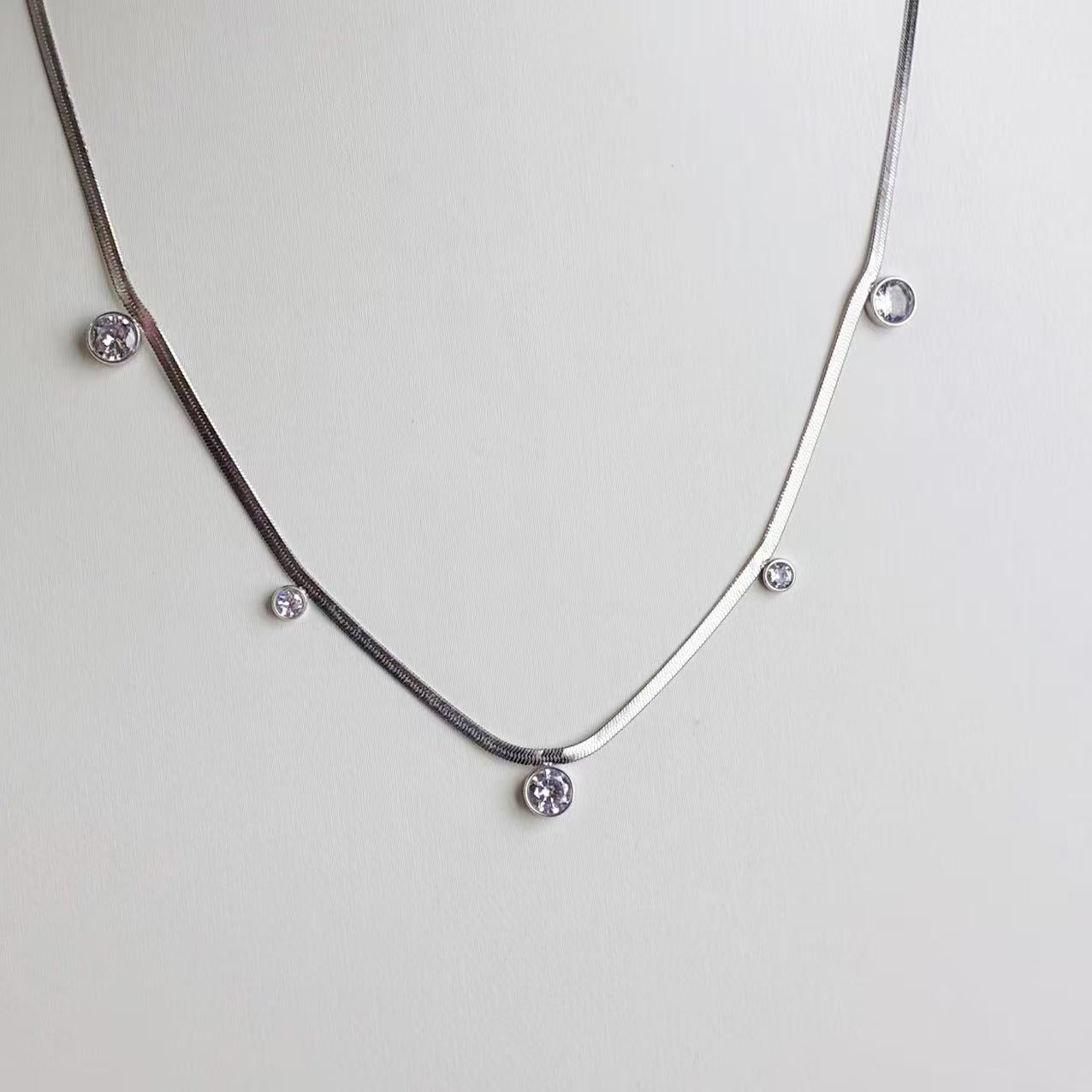 Collana “Linee di Brillanti” – Eleganza Sottile a Punti di Luce
