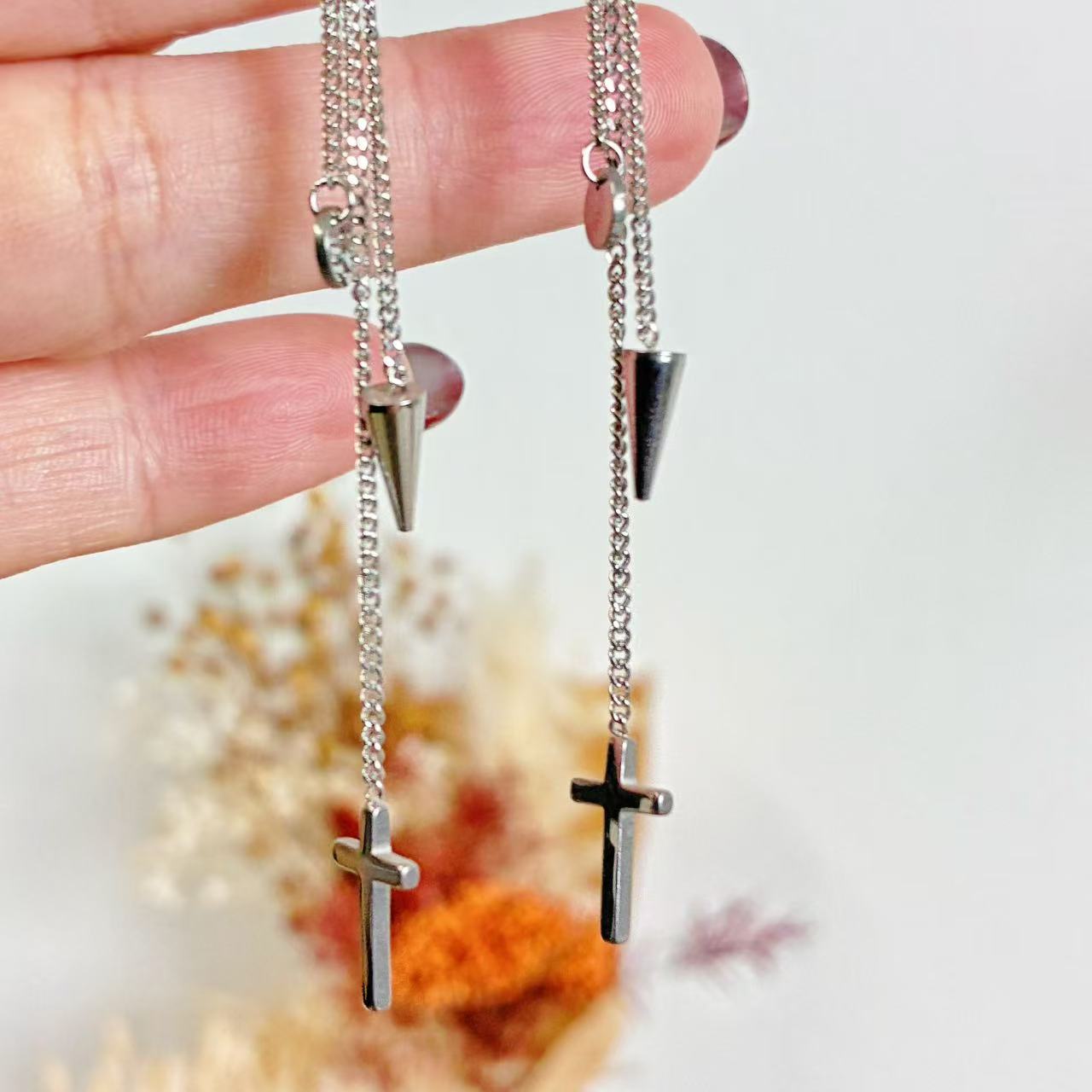 Orecchini “Stella e Croce” – Contrasti di Luce e Carattere