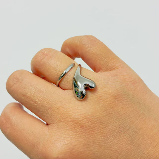 Anello Cuore Fluido – Forma Aperta Moderna