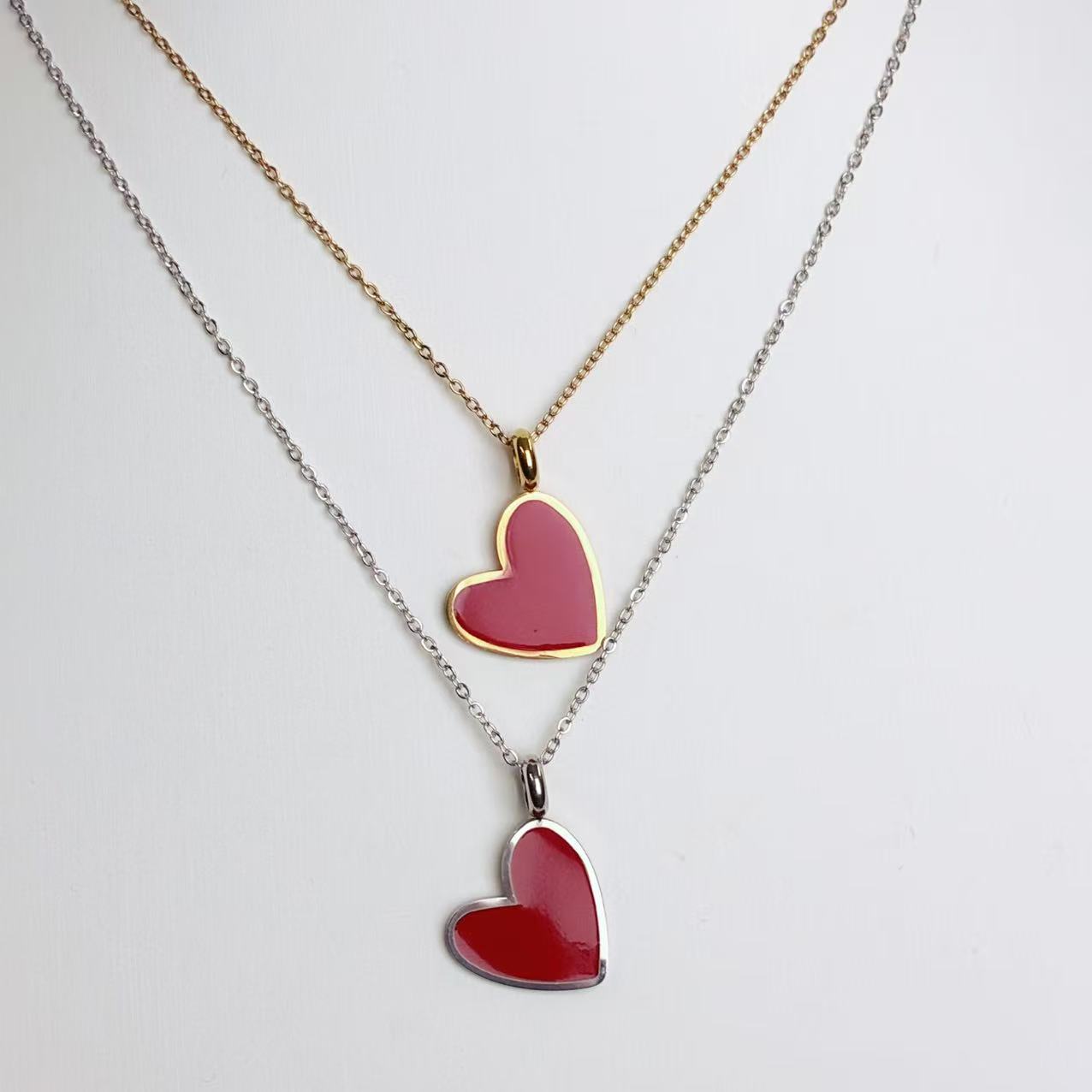 Collana “Cuore Smaltato Duo” – Romantica Semplicità in Versione Moderna