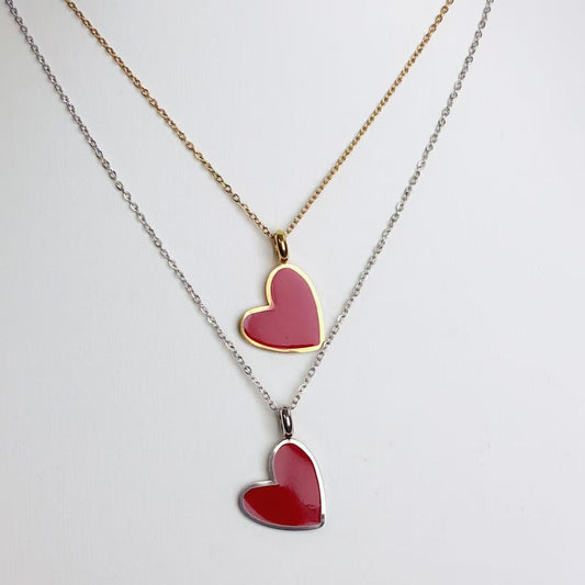 Collana “Cuore Smaltato Duo” – Romantica Semplicità in Versione Moderna