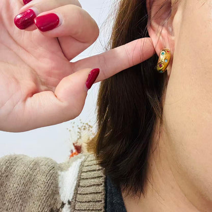 Orecchini “Colori Incisi” – Cerchi Dorati con Gemme Multitonali dal Fascino Artistico