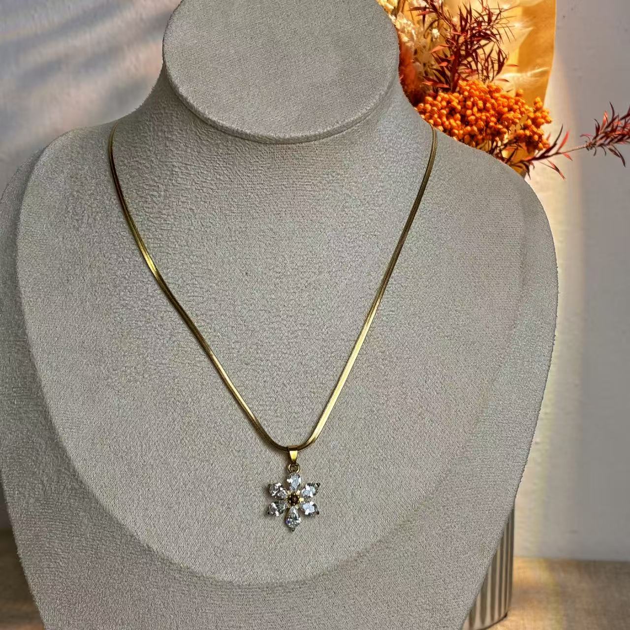 Collana “Fiore Elegante” – La grazia in un dettaglio