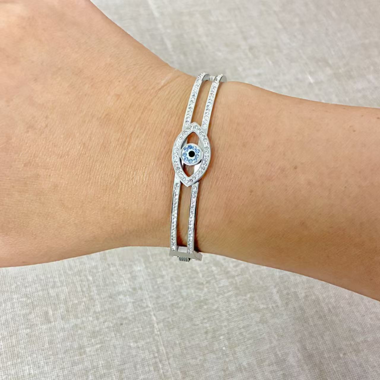 Bracciale rigido occhio blu con la chiusura a molla