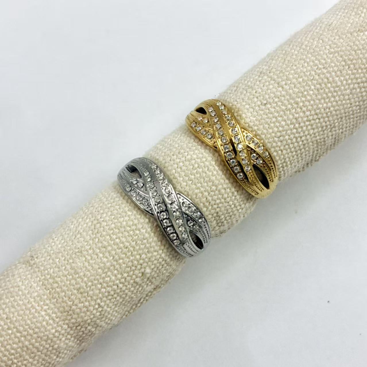 Anello “Intreccio di Brillanti” – Eleganza Stratificata e Luce Sofisticata