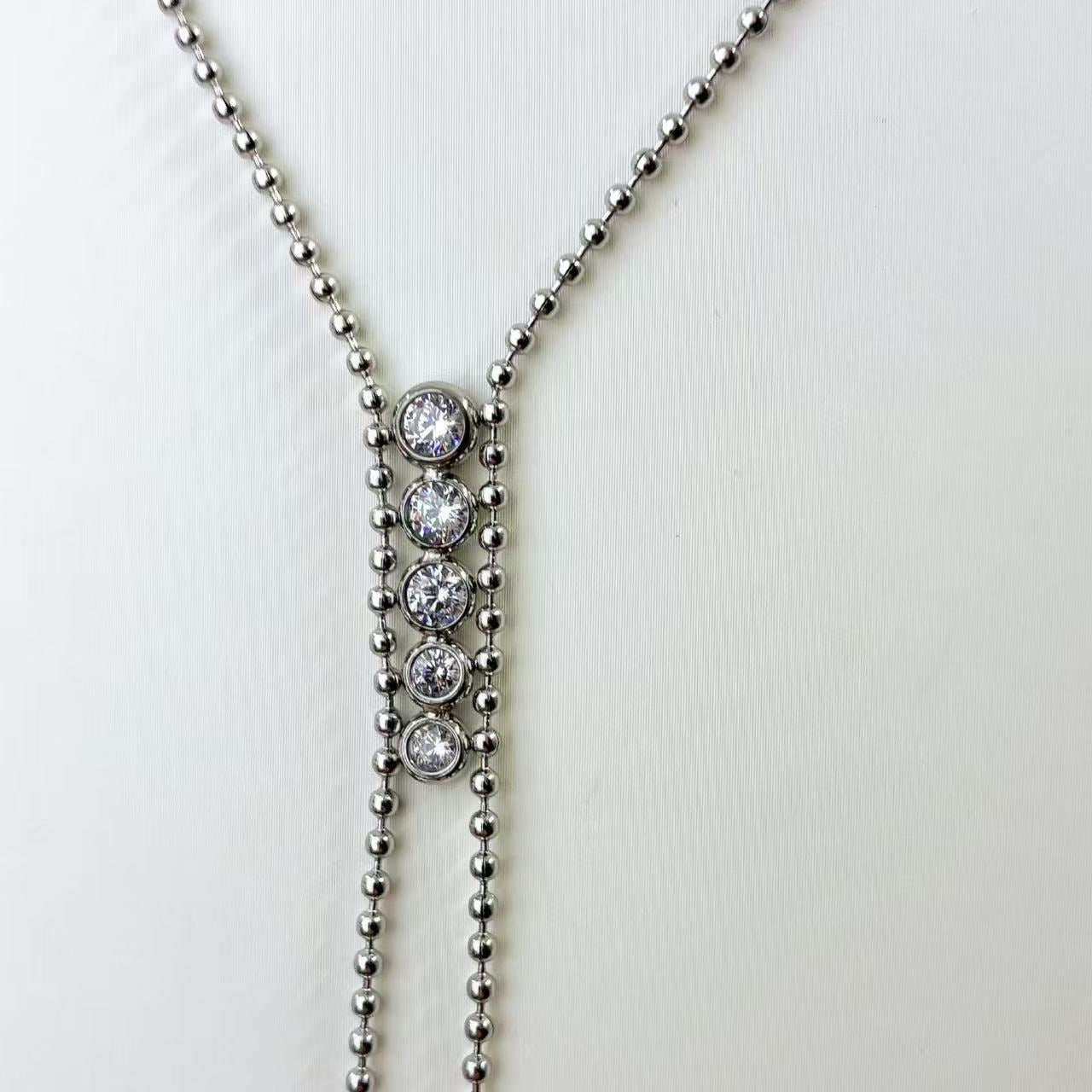 Collana “Eleganza Lineare” – Minimalismo Luminoso con Dettaglio a Cascata