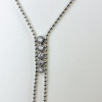 Collana “Eleganza Lineare” – Minimalismo Luminoso con Dettaglio a Cascata