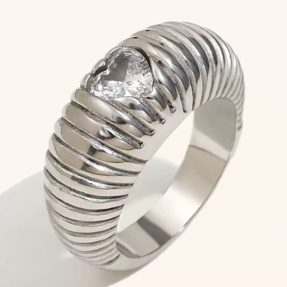 Anello “Cuore Inciso” – Intensità e Raffinatezza in Forma Avvolgente