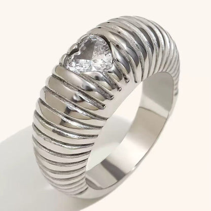 Anello “Cuore Inciso” – Intensità e Raffinatezza in Forma Avvolgente