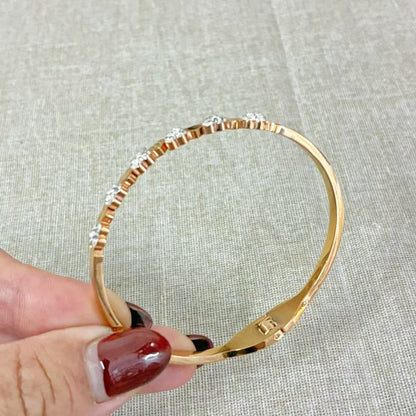 Bracciale rigido oro rosa con la chiusura a molla