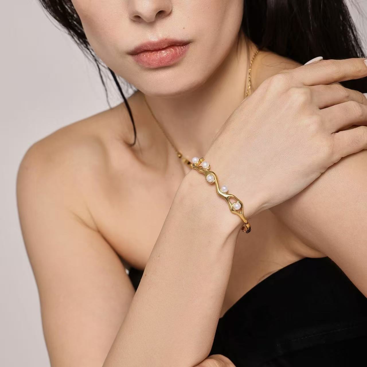 Bracciale aperto con perle decorative