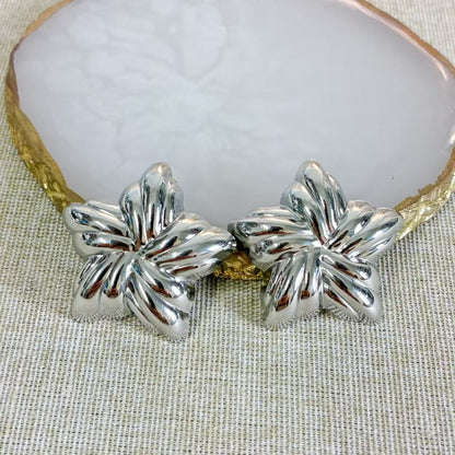 Orecchini “Foglia” – La forza della natura, scolpita nella materia