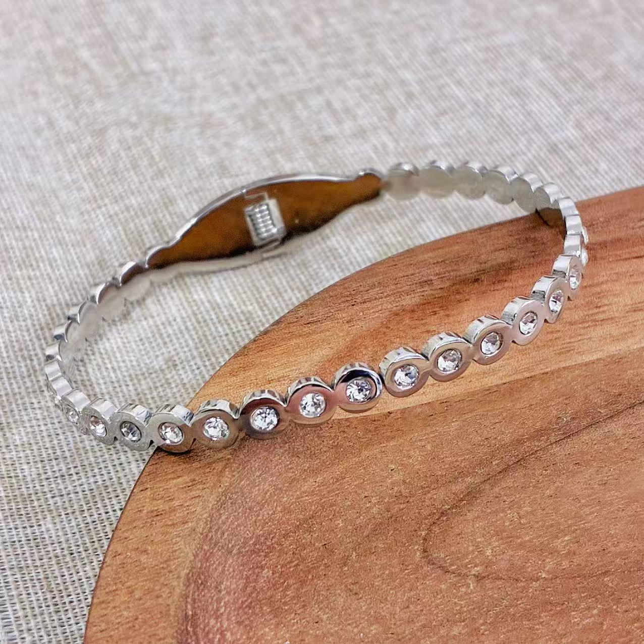 Bracciale rigido silver con strass con la chiusura a molla