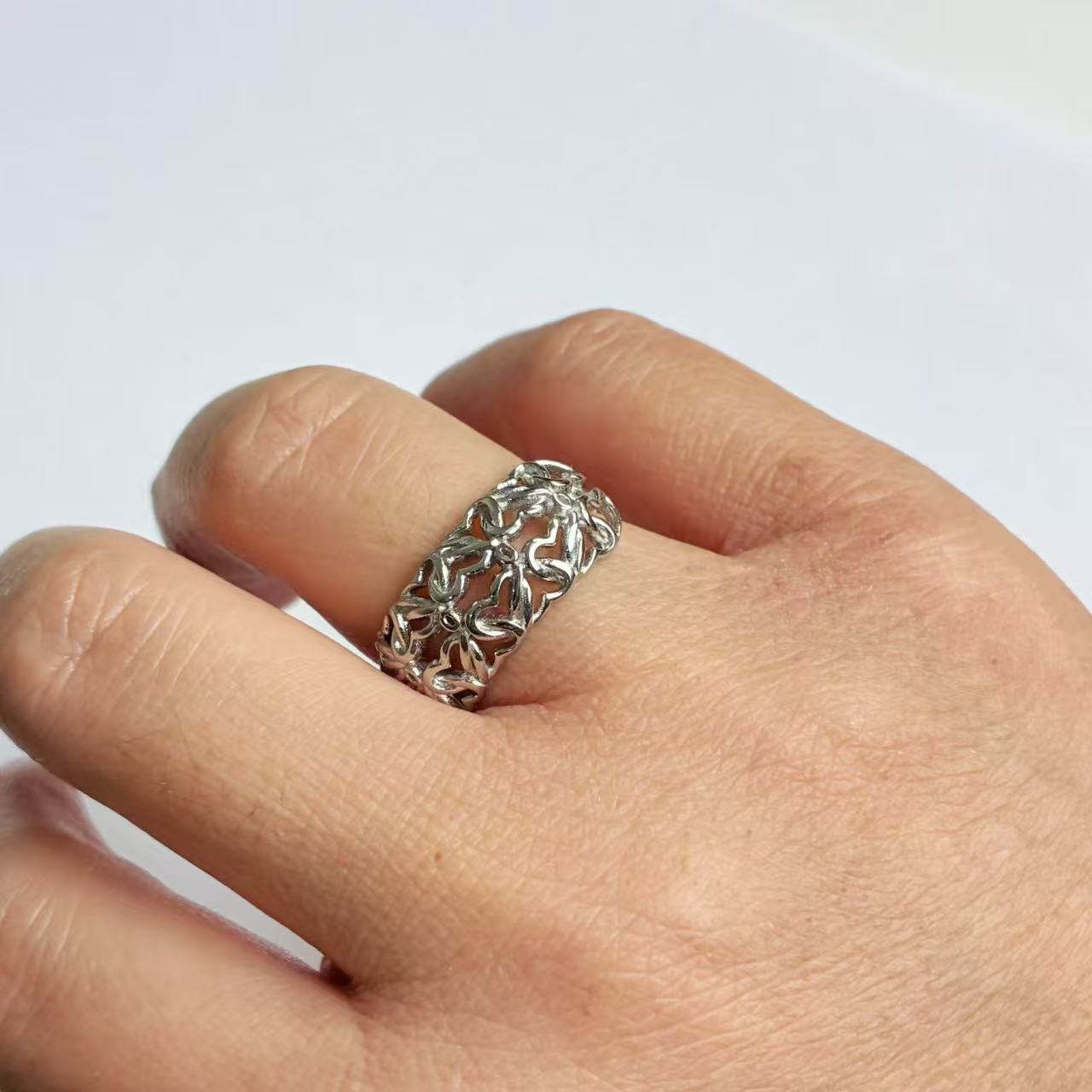 Anello Argento Intrecciato con Motivi Floreali – Acciaio Inossidabile