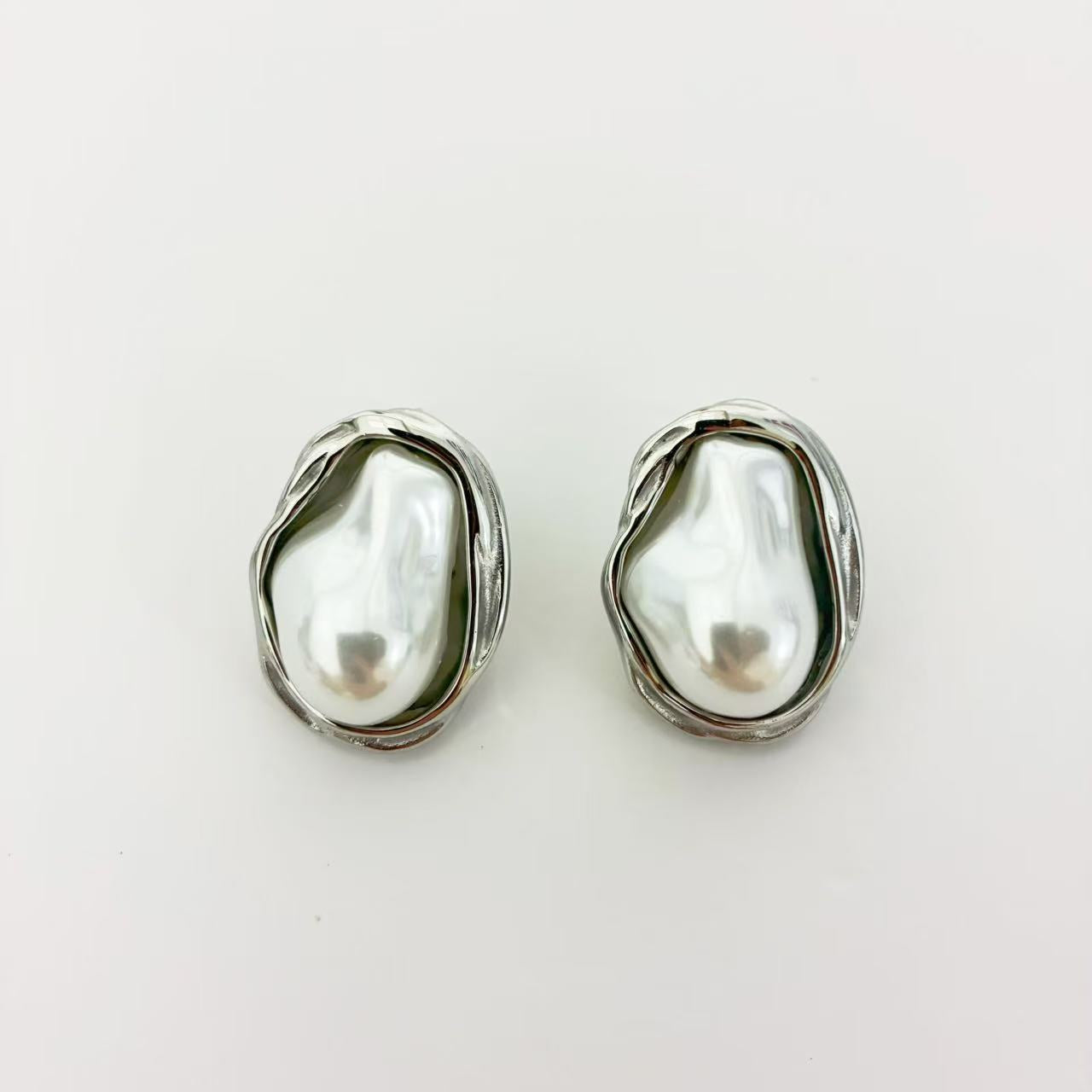 Orecchini Perla Irregolare – Design Avvolgente