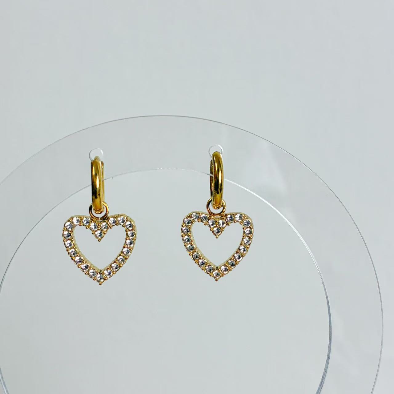 Orecchini “Cuore di Luce” – Cerchi con Pendenti a Cuore di Zirconi