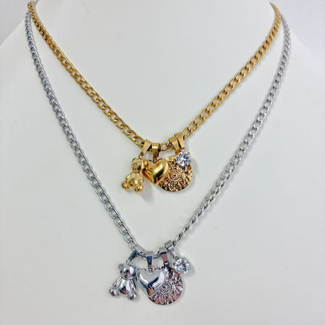 Collana “Charms Luminosi” – Dettagli Romantici e Stile Moderno