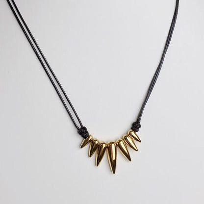 Collana “Punte Metalliche” – Spirito Rock con Eleganza Moderna