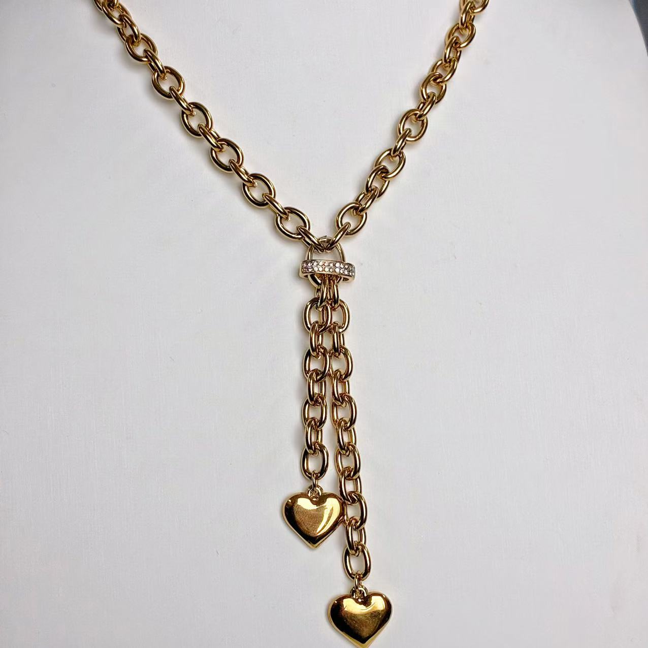 Collana “Cuori a Cascata” – Audacia Romantica in Chiave Moderna