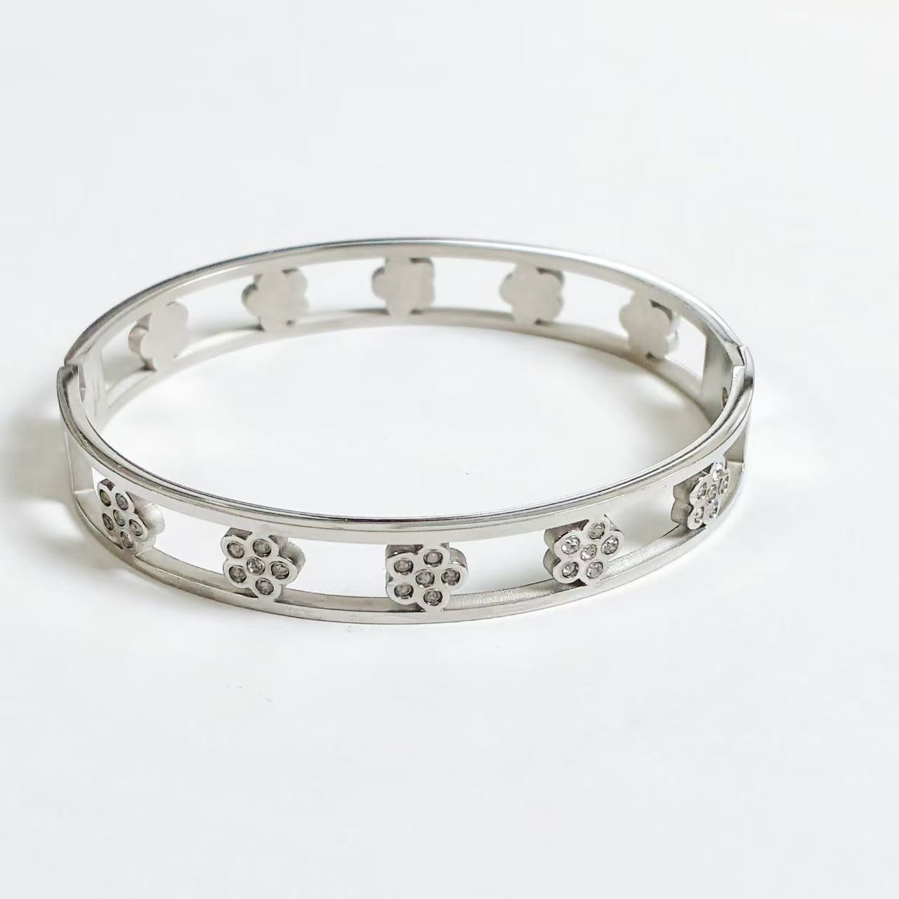 Bracciale Rigido “Fiori di Luce” – Raffinatezza Delicata in Acciaio