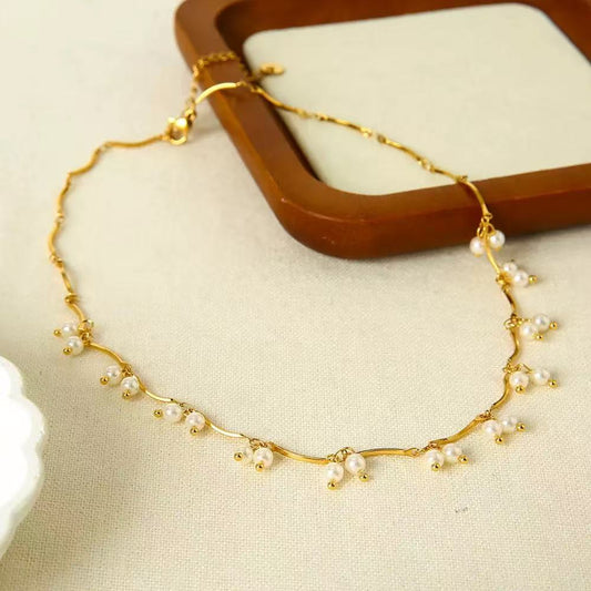 Collana con Mini Perle Pendenti — Delicatezza Romantica e Eleganza Naturale
