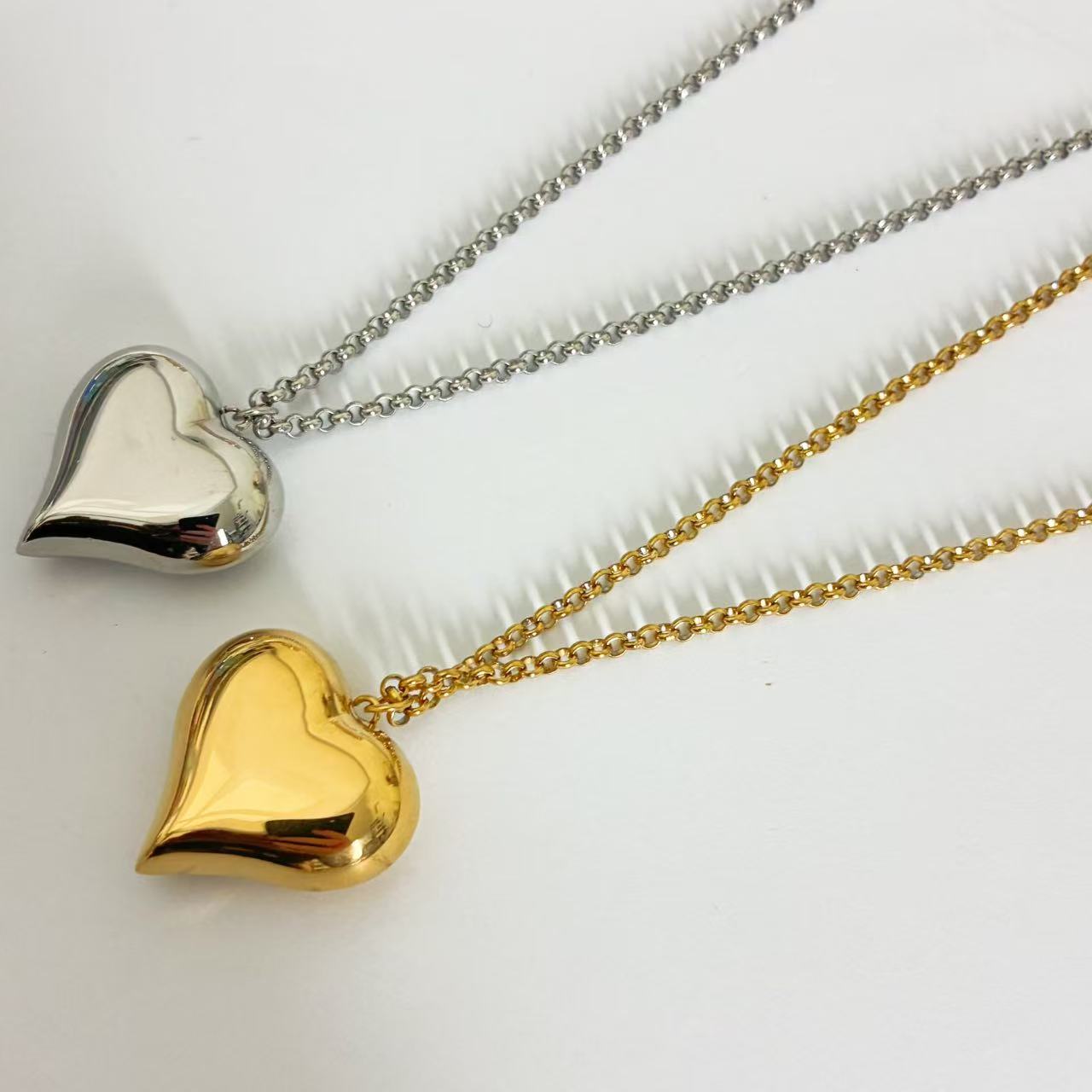 Collana con Ciondolo a Cuore Oversize – Stile Minimal Chic