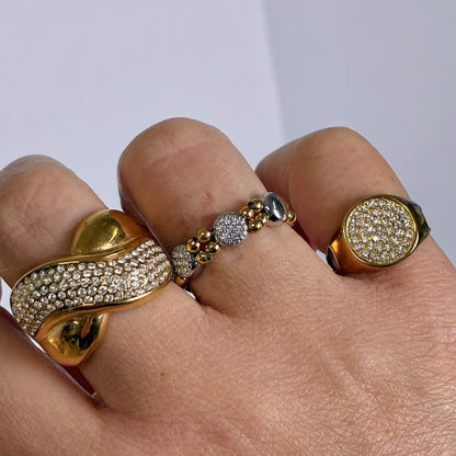 Anello elastico “Doppio Gioiello” – Contrasto perfetto, armonia moderna