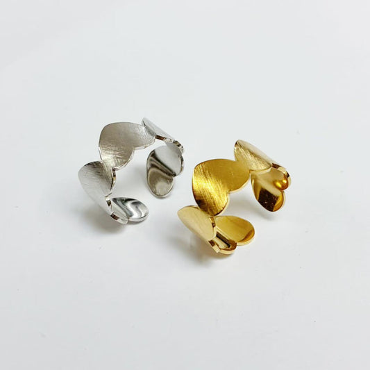 Anello “Petali Accostati” – Delicatezza Organica in Forma di Fascia