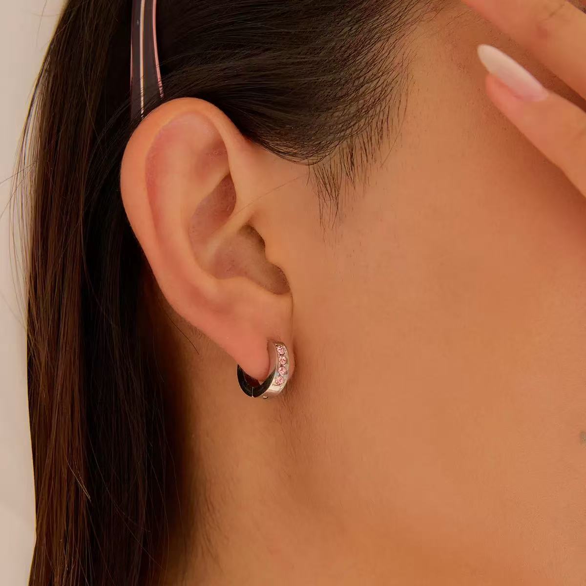 Orecchini Minimal con Dettagli Rosa — Delicatezza Moderna e Charme Romantico