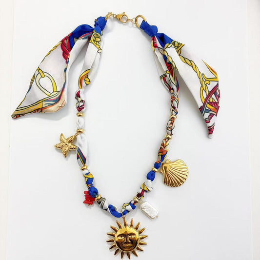 Collana con Nastro Fantasia & Ciondoli Marini – Stile Boho Mediterraneo