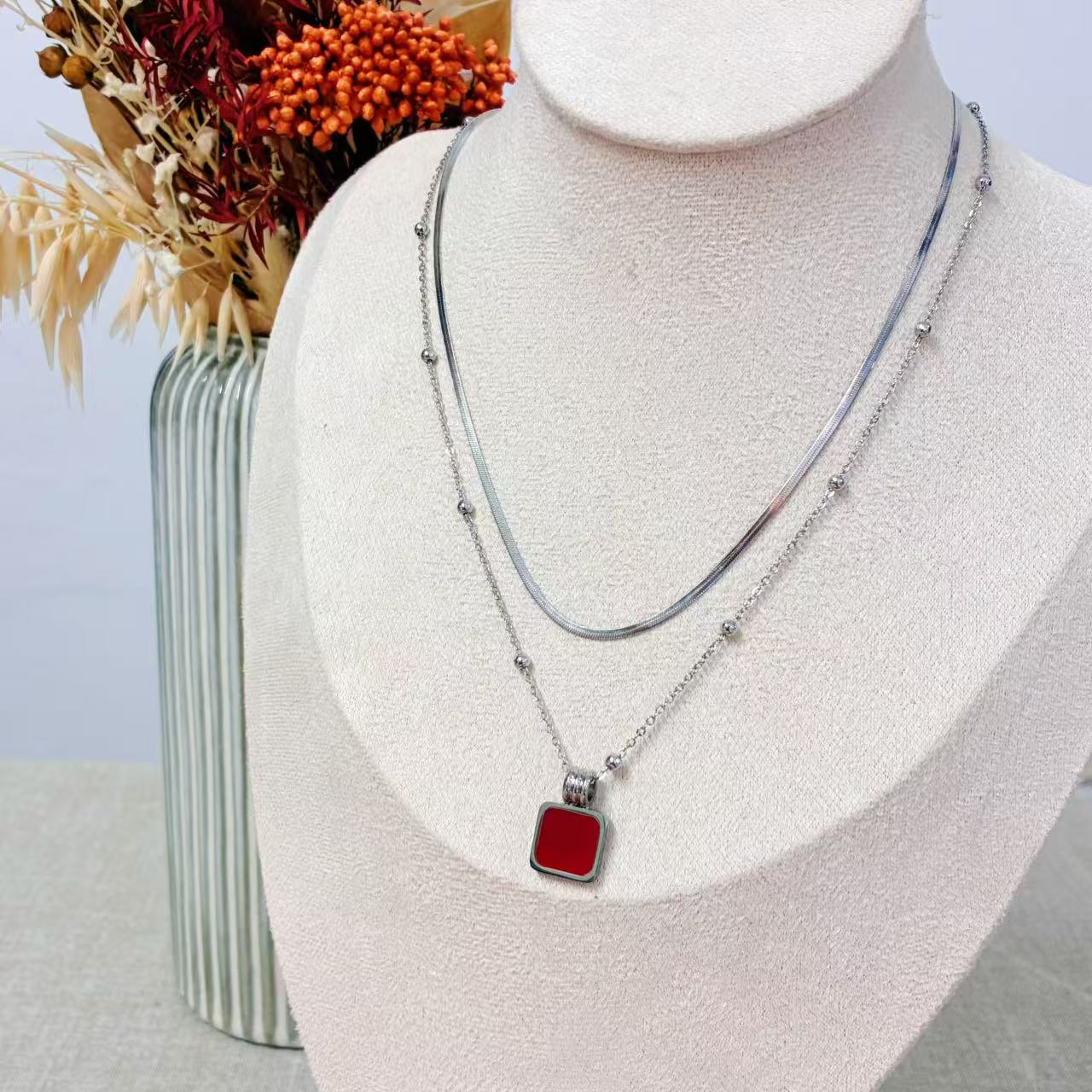 Collana “Rosso Vivo” – Acciaio Inossidabile & Pendente Smaltato Rosso