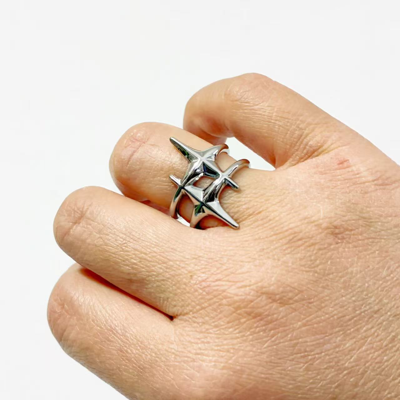 Anello Geometrico Scultoreo – Eleganza Moderna e Carattere Artistico