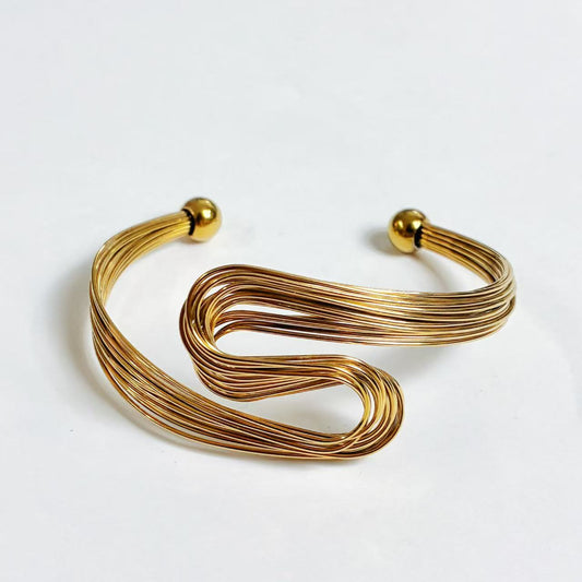 Bracciale Rigido Aperto “Wave Gold” – Linee Fluide
