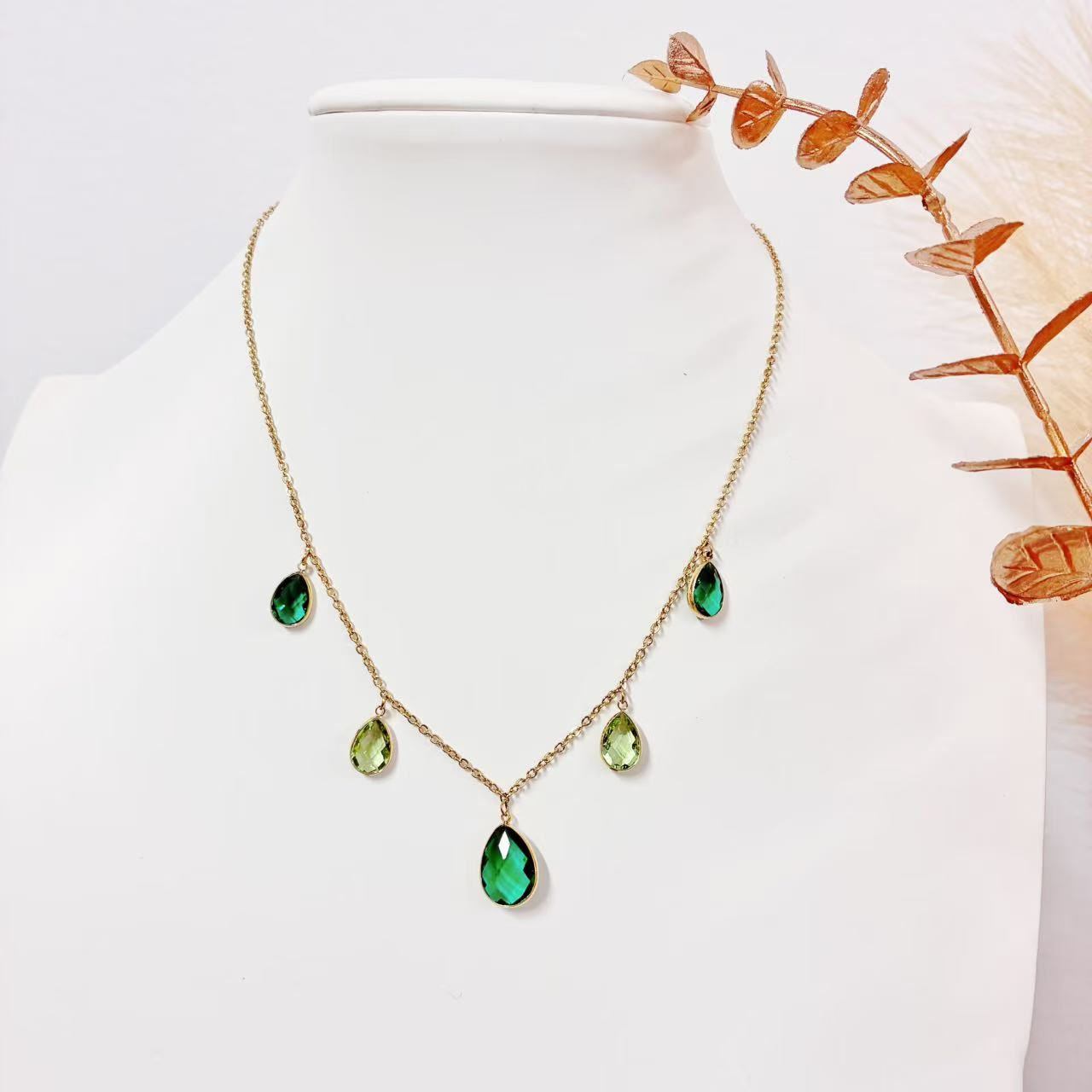 Collana “Gocce di Serenità” – Eleganza Leggera con Pendenti Sfaccettati