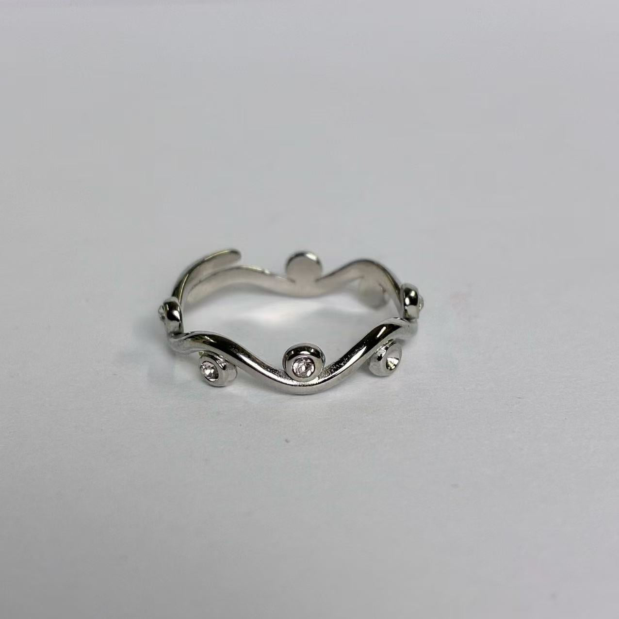 Anello “Onde Preziose” – Movimento Leggero e Brillantezza Discreta