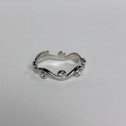 Anello “Onde Preziose” – Movimento Leggero e Brillantezza Discreta