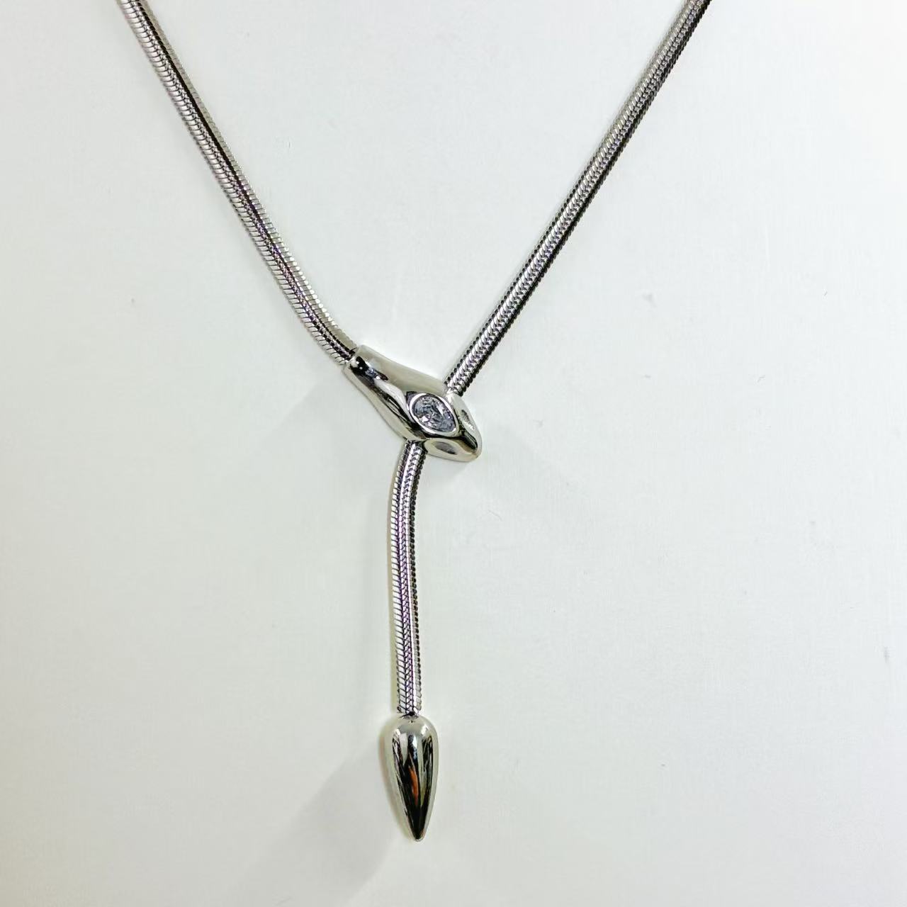 Collana saliscendi snack – Minimalismo Moderno con Dettaglio Regolabile