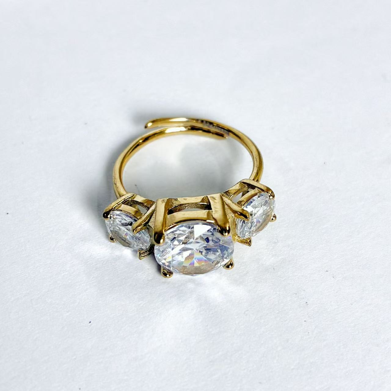 Anello “Trio di Luce” – Eleganza Classica con Brillantezza Moderna