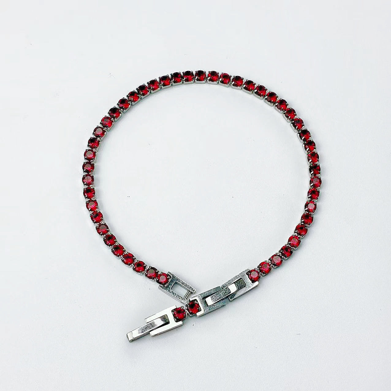 Bracciale “Carezza Continua” – Eleganza Lineare dal Segno Raffinato