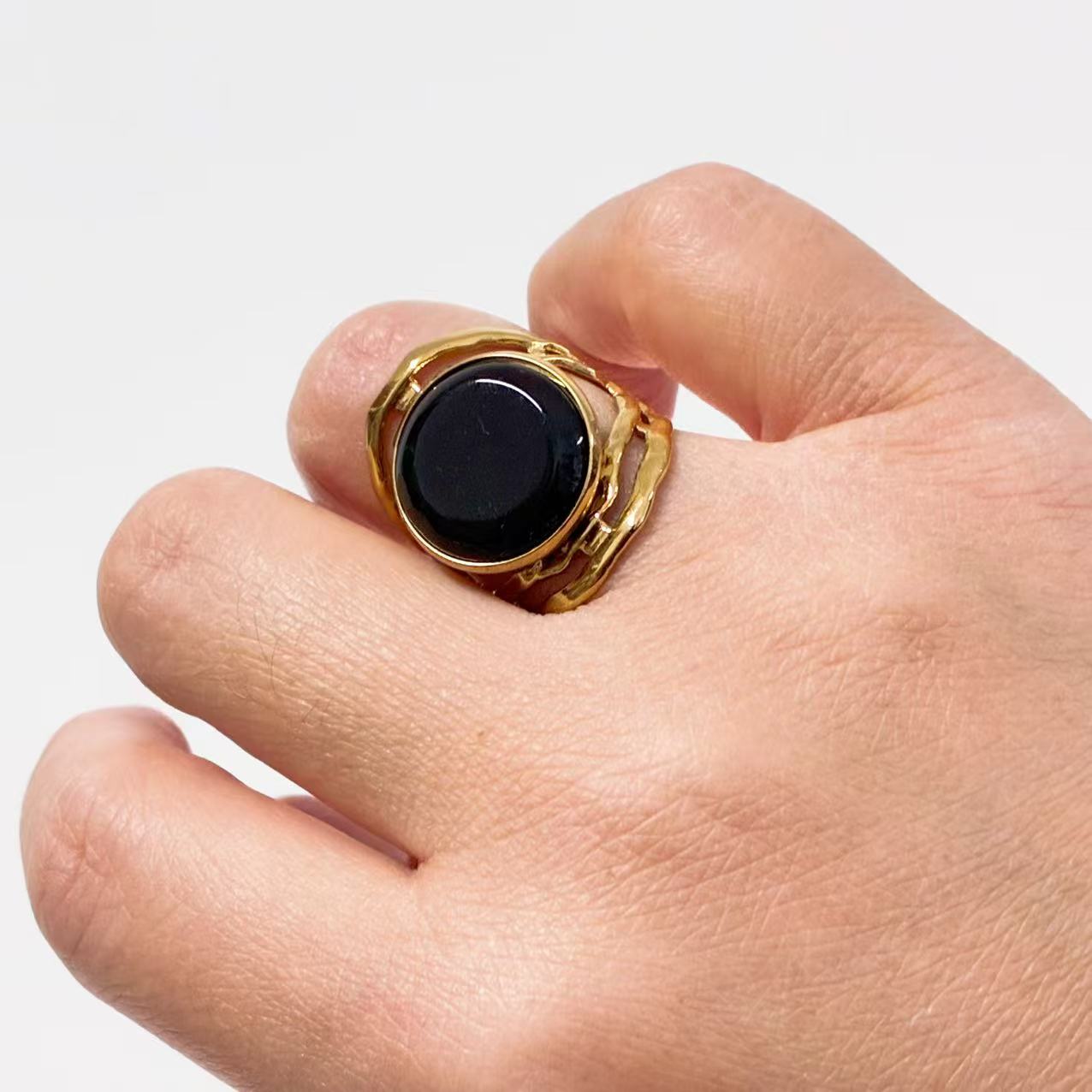 Anello Cabochon Intrecciato – Linee Scultoree