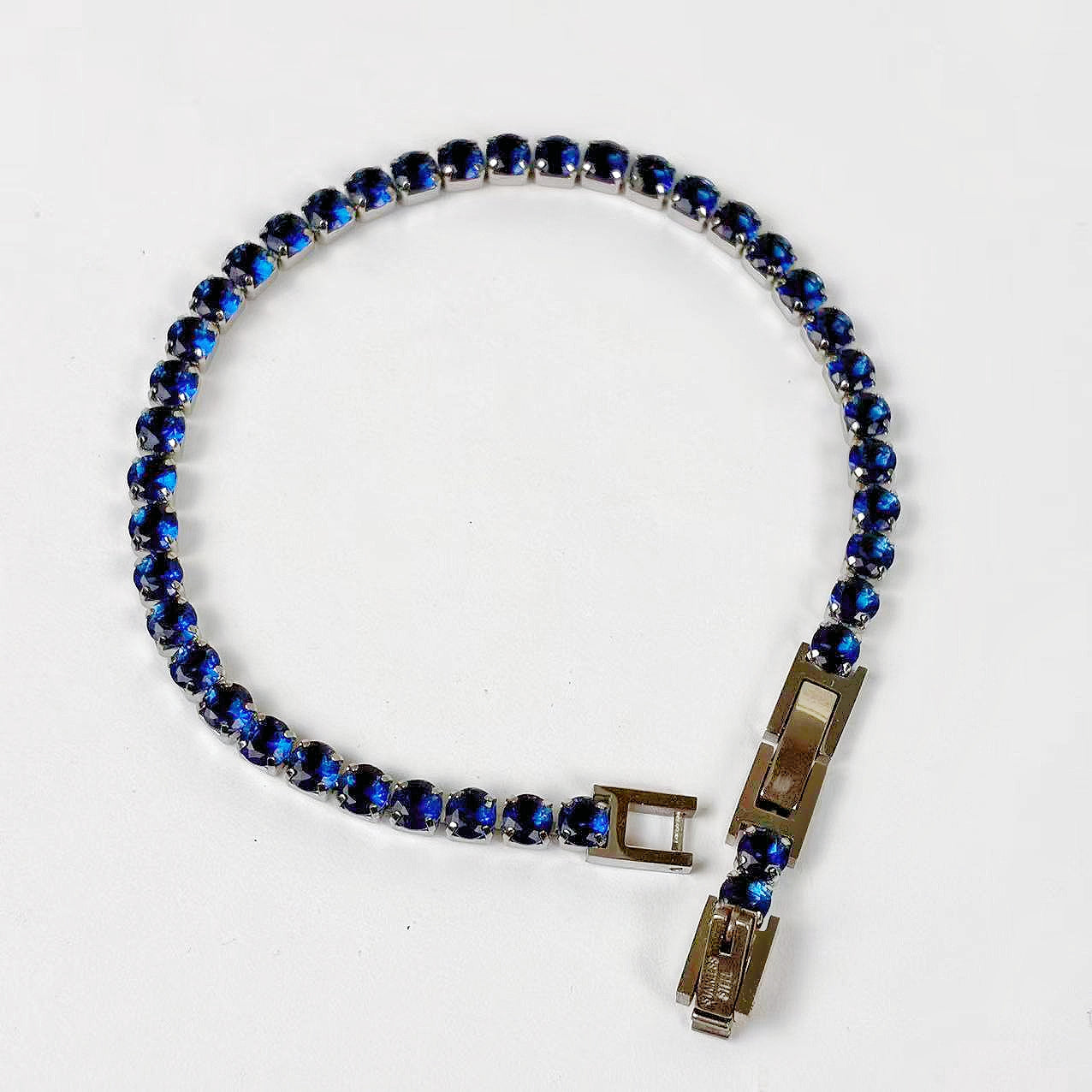 Bracciale “Filo di Energia” – Sequenza Brillante dal Segno Deciso