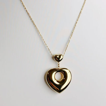 Collana “Cuore Lucente” – Eleganza Moderna con Dettaglio Hollow Heart