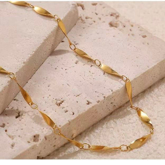 Collana a Maglie Ondulate Dorate — Eleganza Minimal & Movimento Fluido