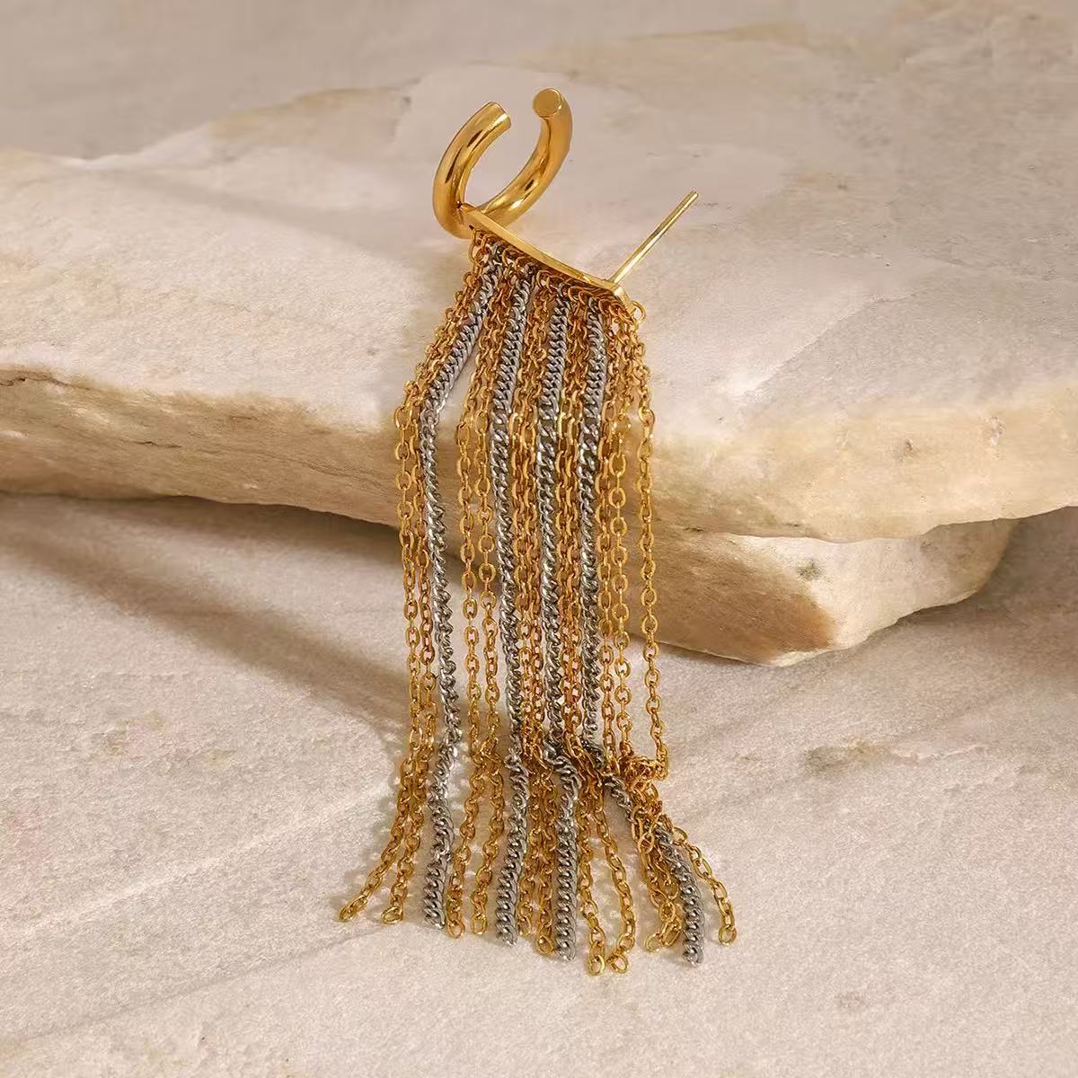 (E065)Orecchino Ear cuff con catene pendenti bicolore