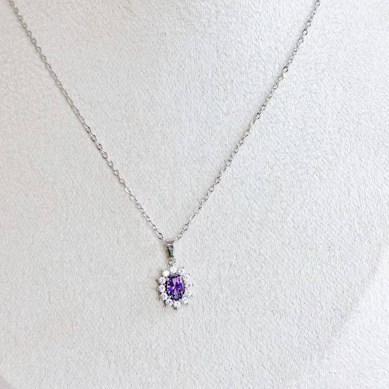 Collana "Splendore Regale" – Pendente a Rosetta con Cristalli