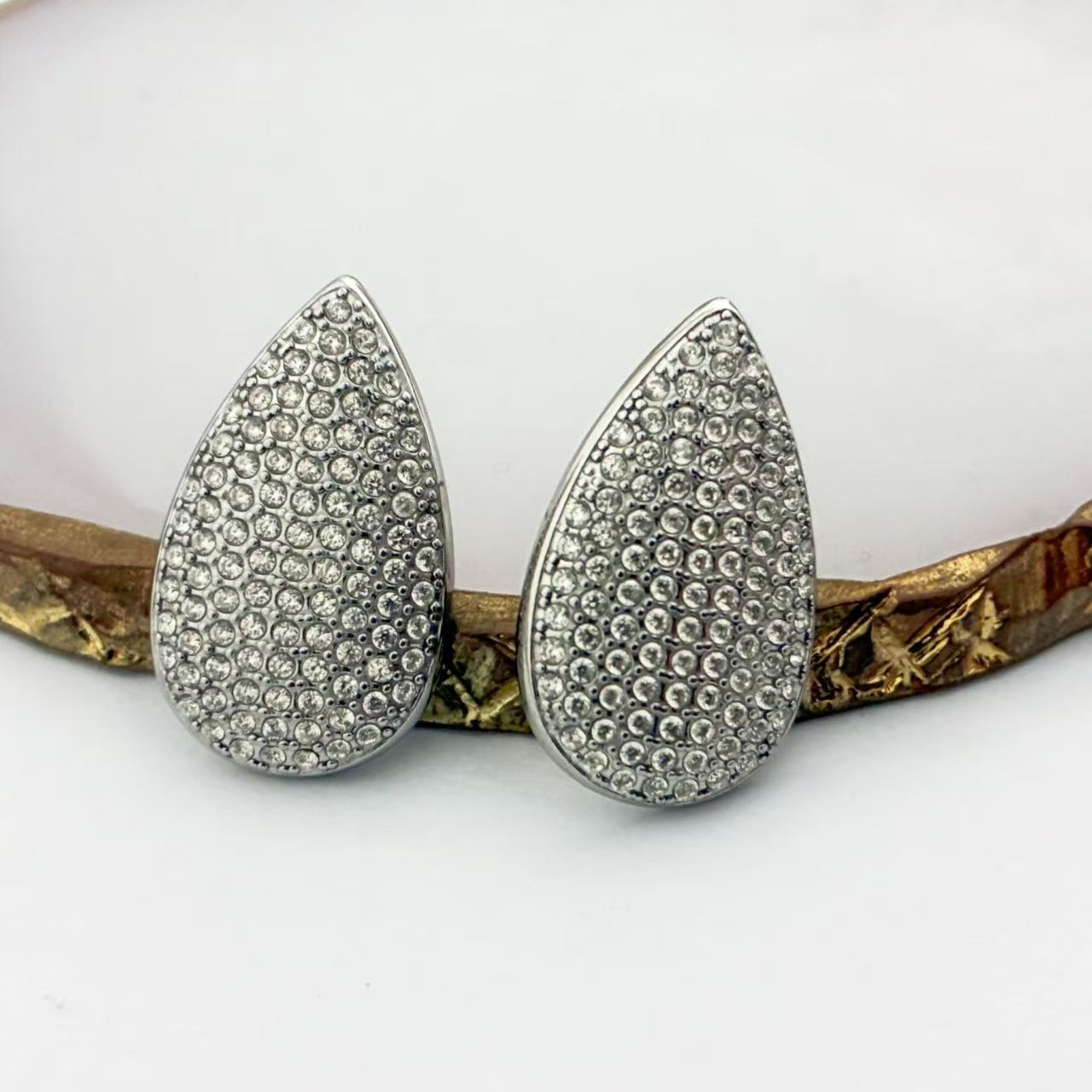 Orecchini a Goccia con Pavé Brillante – Eleganza Scintillante