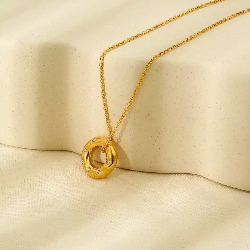 Collana con Pendente Cerchio – Eleganza Minimal e Brillante